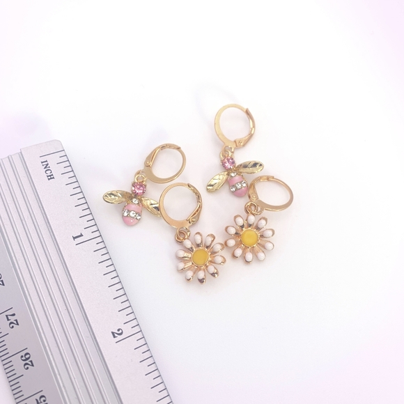 !Special 2 Pairs! Bumble Bee and Flower Earrings - Picture 5 of 6